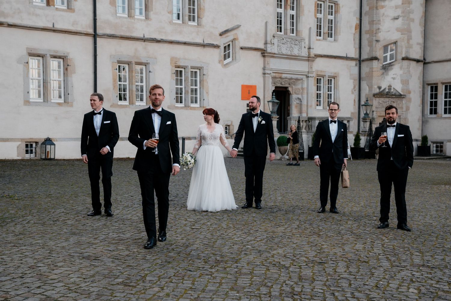 Hochzeitsgesellschaft in Black Tie Garderobe. Schloss Schwöbber, Schwöbber 9, 31855 Aerzen.