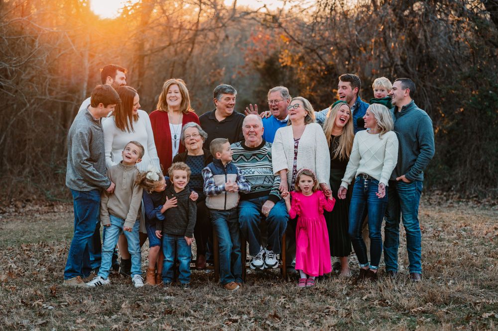 Portrait of extended family of 19 together during dallas area sunset extended family portrait session outdoors