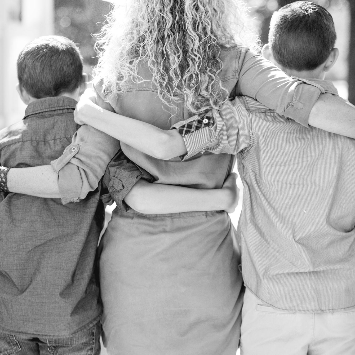 Zionsville photographer - Nathaniel Edmunds Photography - captures family pictures with boys and mom