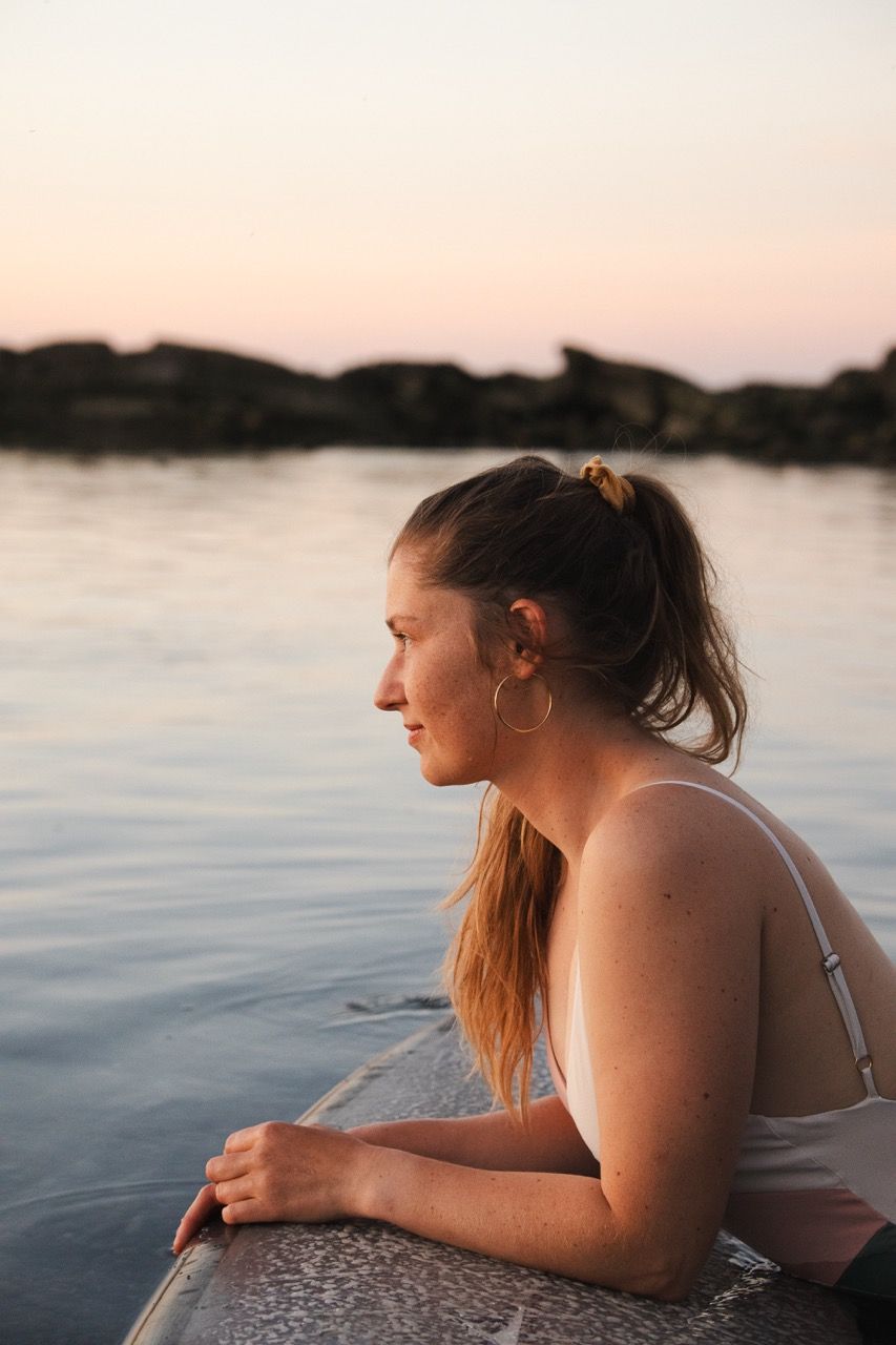 Portrait naturel femme lumière douce plage guéthary