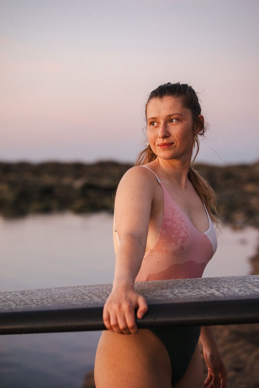 Portrait naturel femme lumière douce extérieur