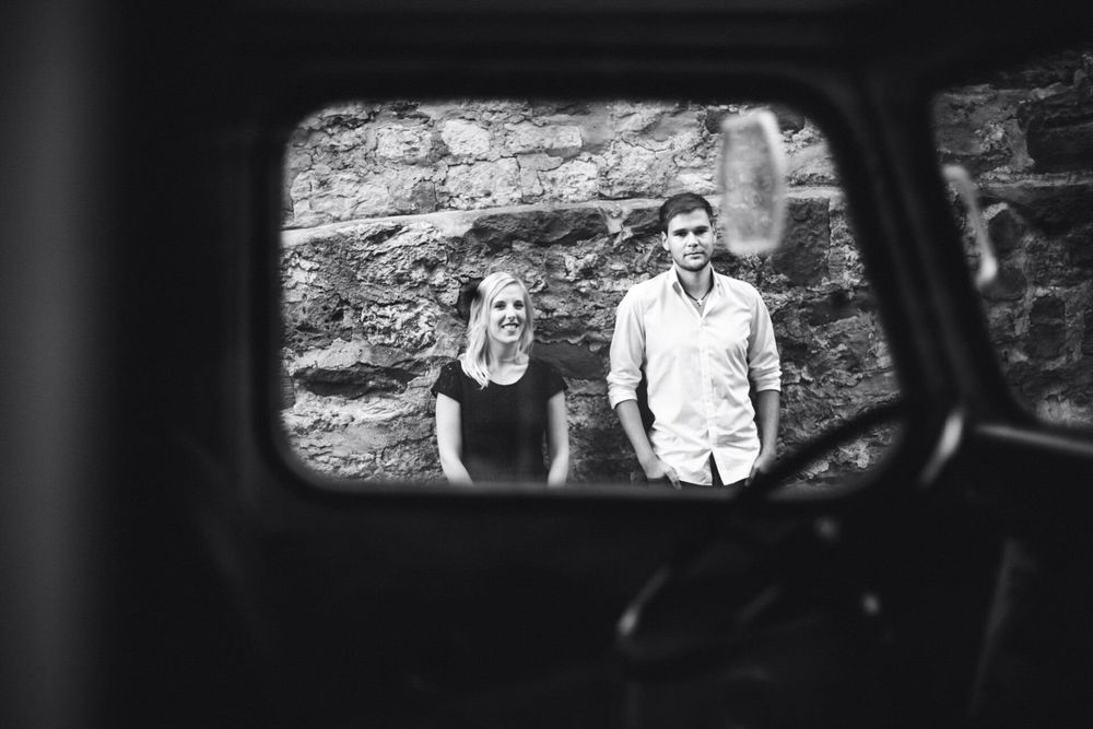 Lovebirds teilen einen Moment des Glücks, wunderschön eingefangen von einem Fotografen.