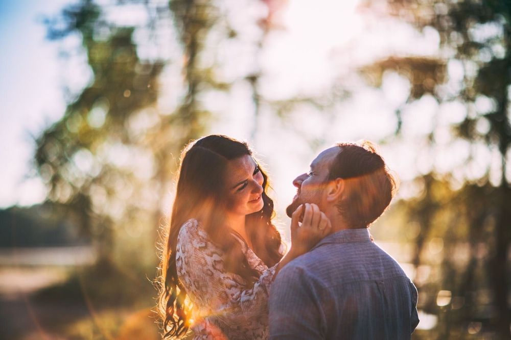 Lovebirds in einer romantischen Umarmung, zauberhaft festgehalten von einem Fotografen.