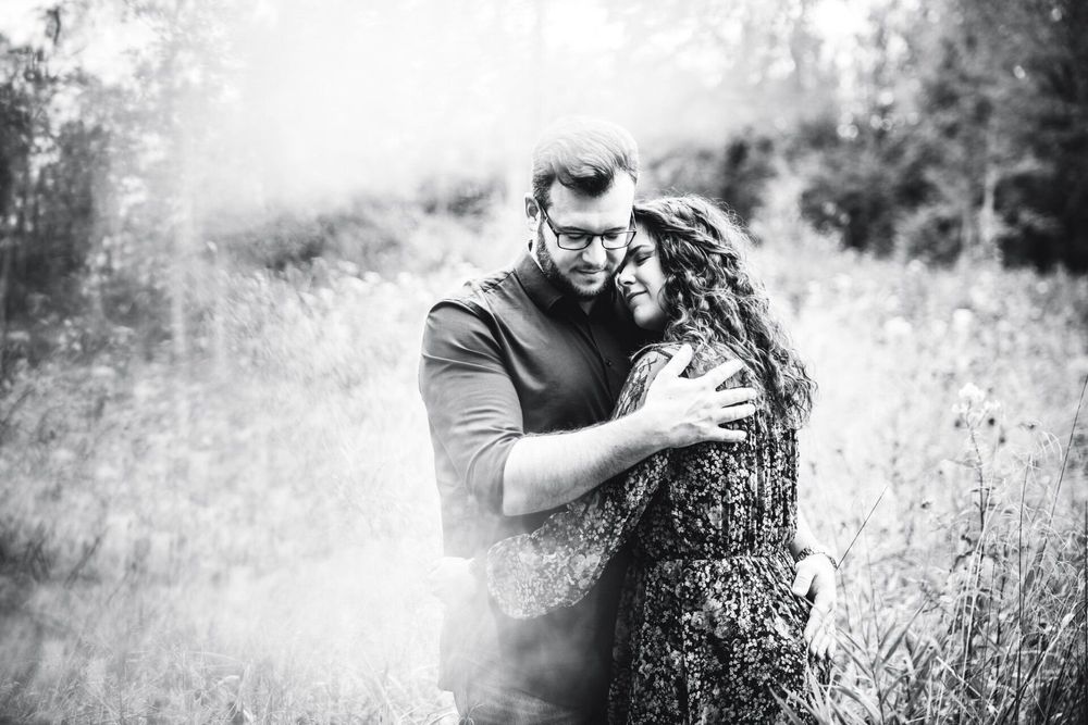 Ein Pärchen genießt einen romantischen Moment ihrer Verlobung, festgehalten von einem Fotografen.