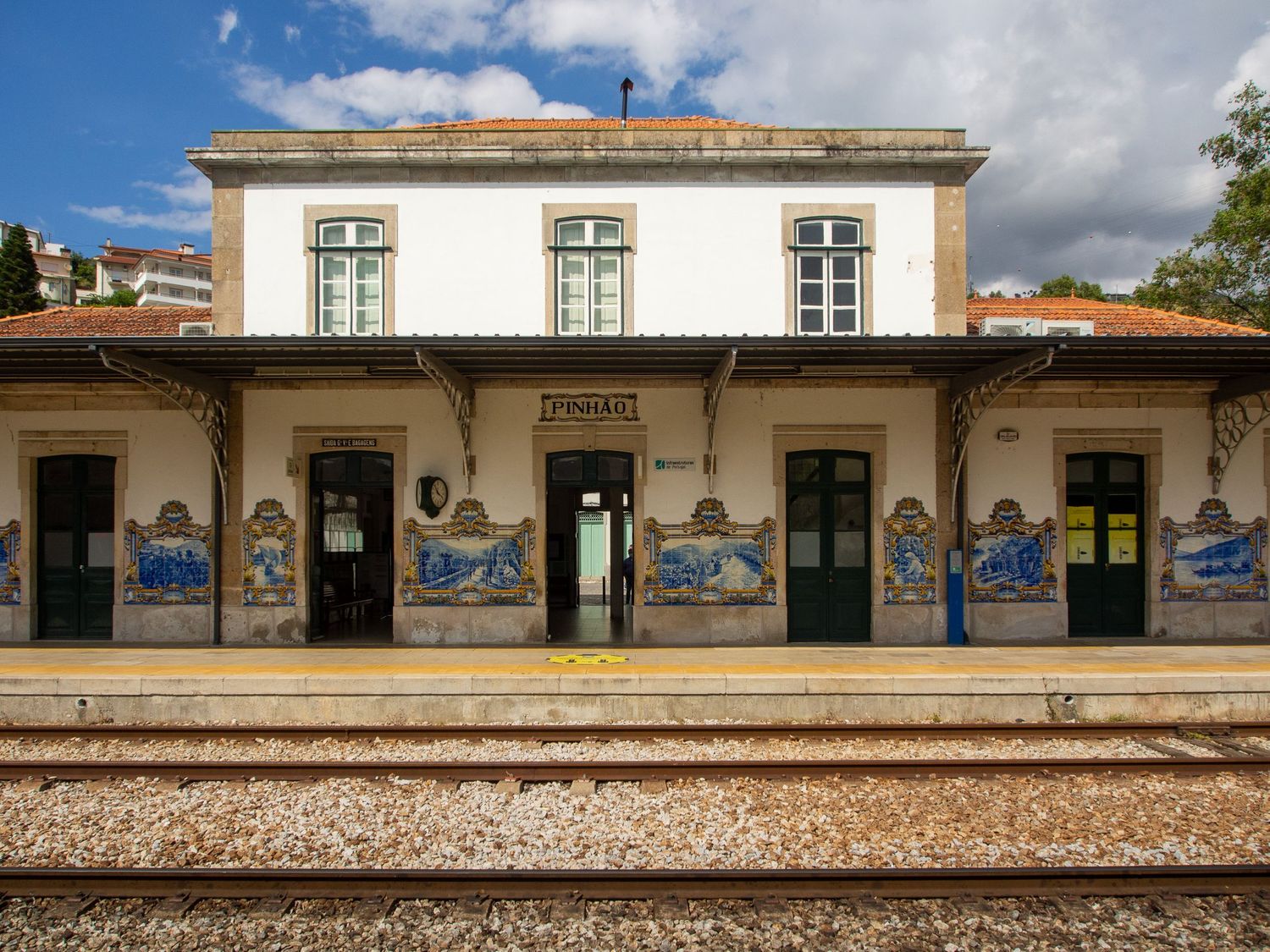 Pinhao, estação ferroviaria da linha do douro. rodeada de agua e verde.