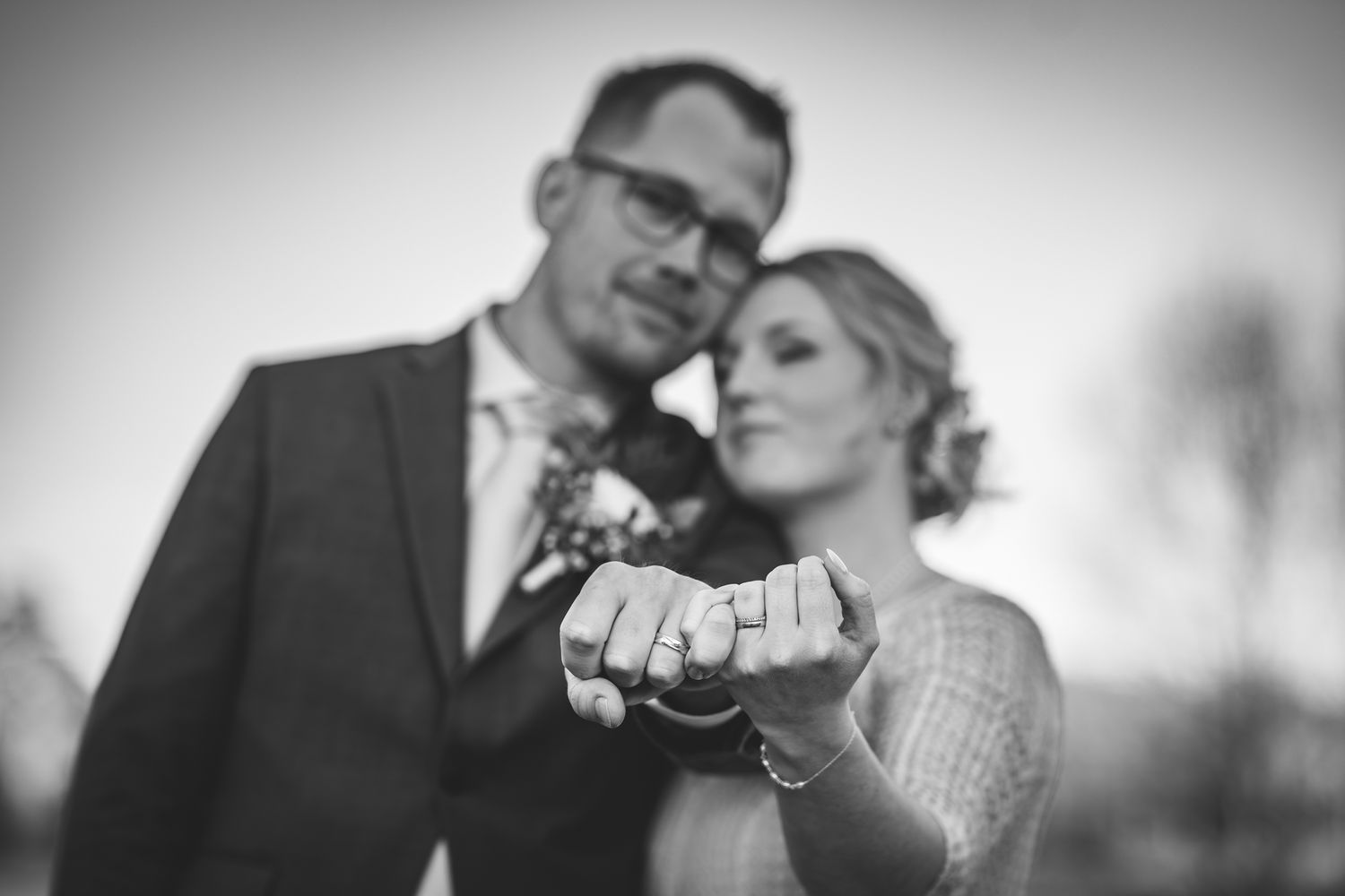 Porträtt av brudpar vid Rya kyrkoruin – bröllopsfotograf Örkelljunga.