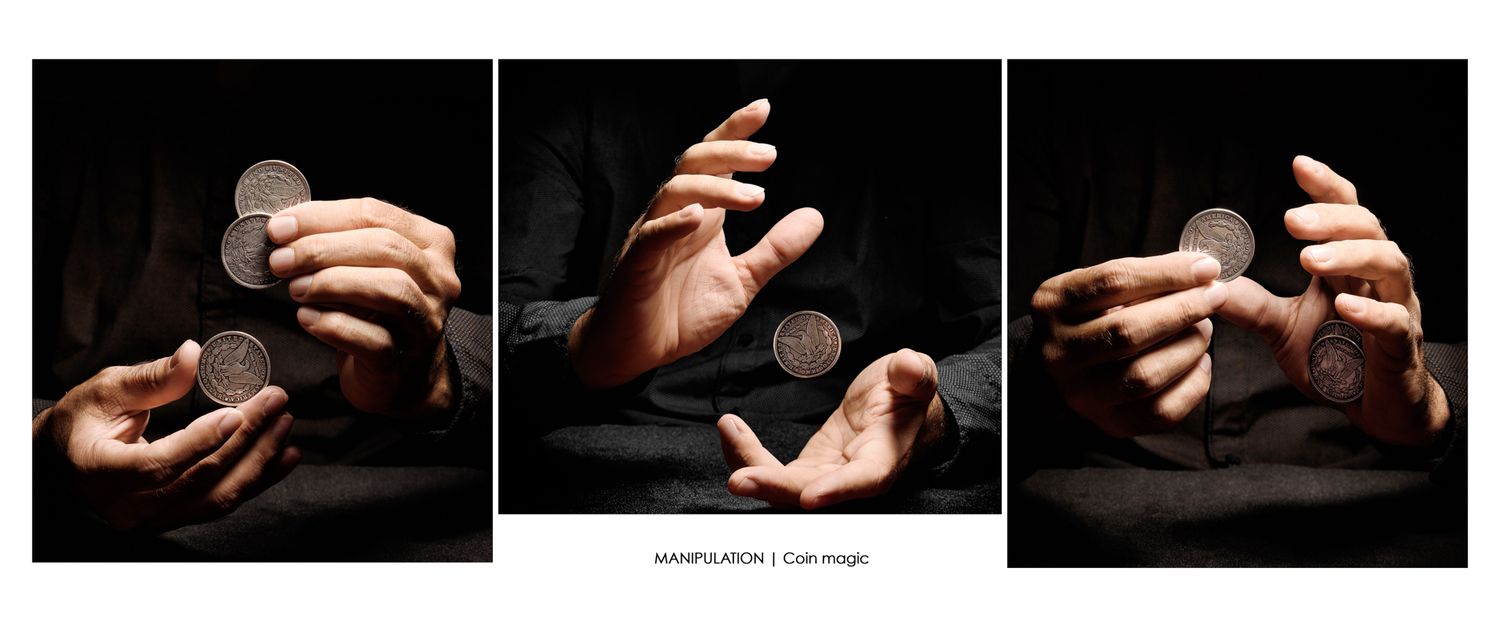 Triptyque représentant les mains de prestidigitateur manipulant des pièces pendant son numéro, pris en studio