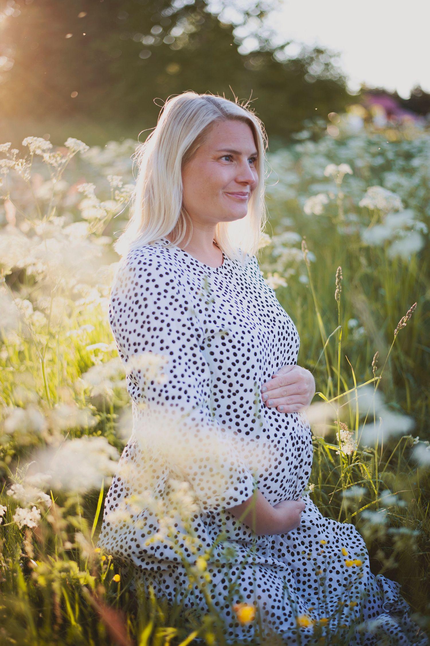 Vacker gravidfotografering. Gravidklänning. Habo Jönköping.