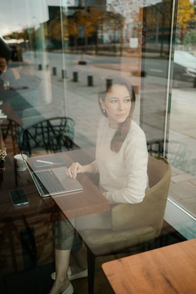 Branding und Business Fotoshooting Frau sitzt im Café