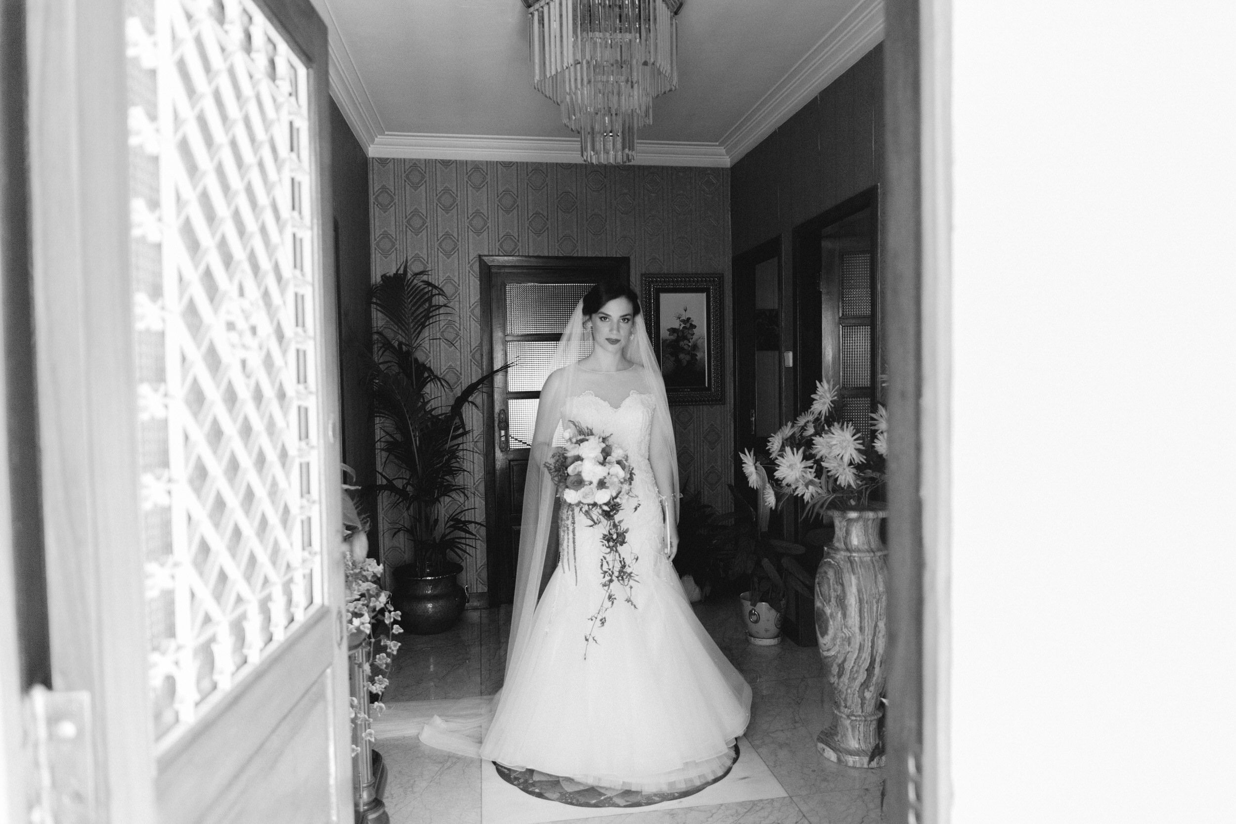 noiva a sair de casa antes do casamento