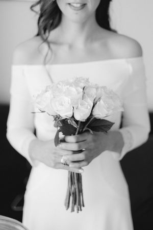 pormenor de bouquet de noiva com rosas brancas a preto e branco