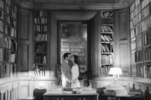 noivos apaixonados na biblioteca do hotel quinta das lágrimas em coimbra
