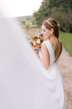 noiva com bouquet e véu na quinta da cerca em mangualde