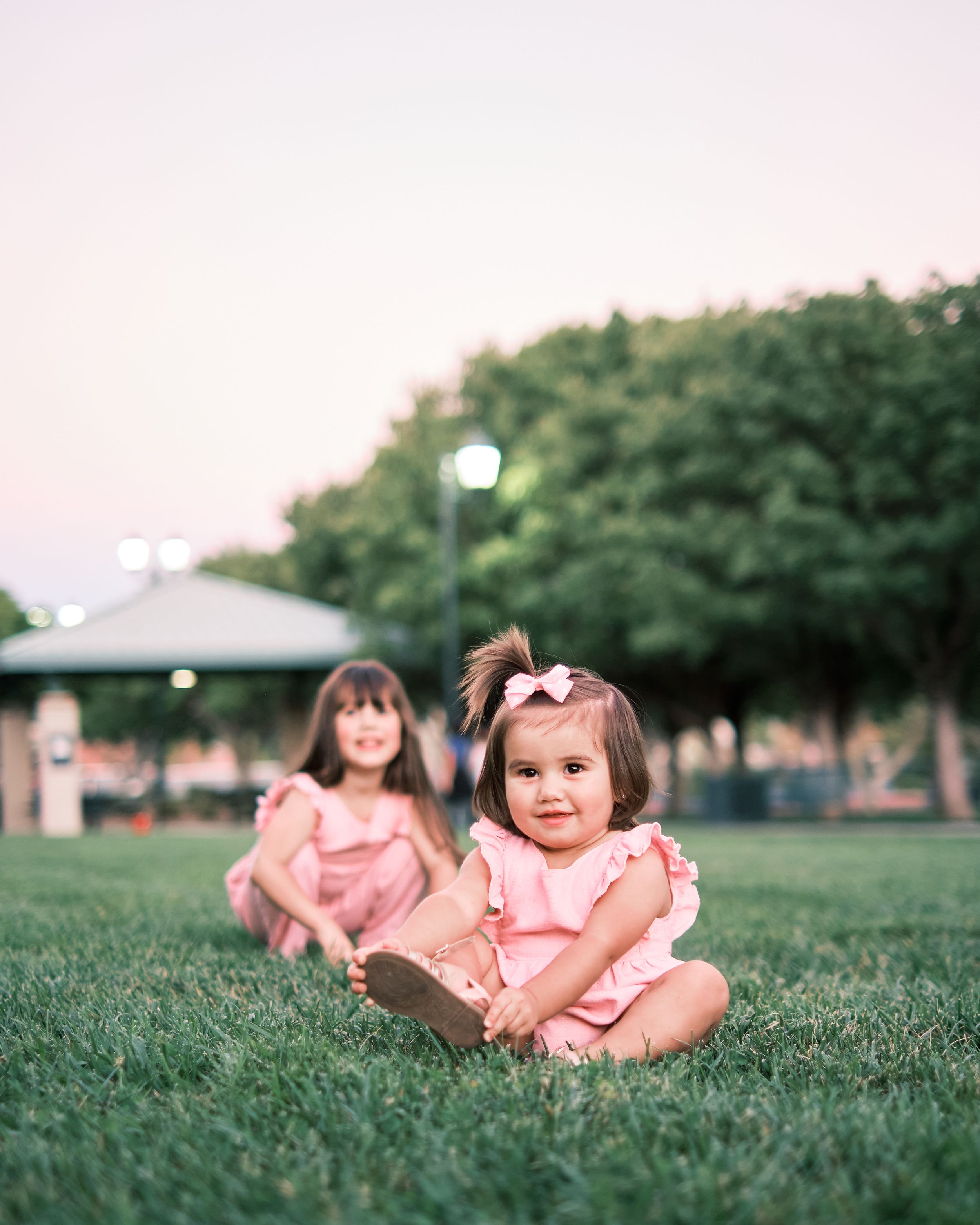 A photoshoot of two sisters in a park in Las Vegas