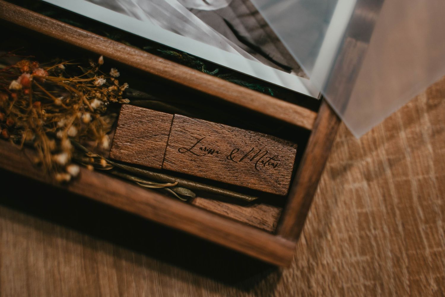 Hochzeitsfotograf Berlin Wedding Photographer Braut Bräutigam Holzbox Usb