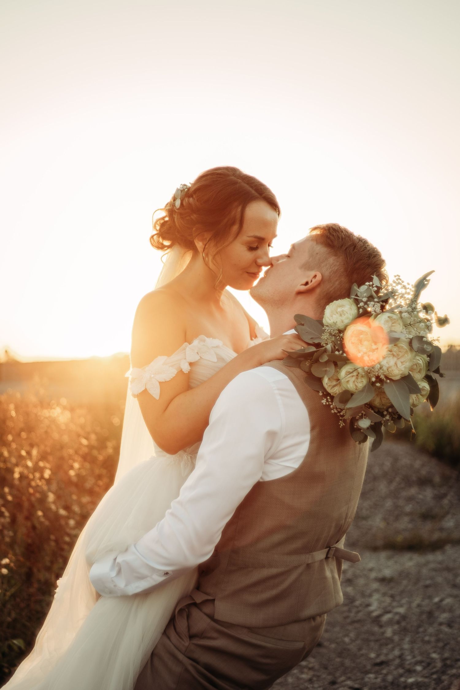 Herzlicher Moment zwischen Braut und Bräutigam – aufgenommen von einem Hochzeitsfotografen in Tübingen.