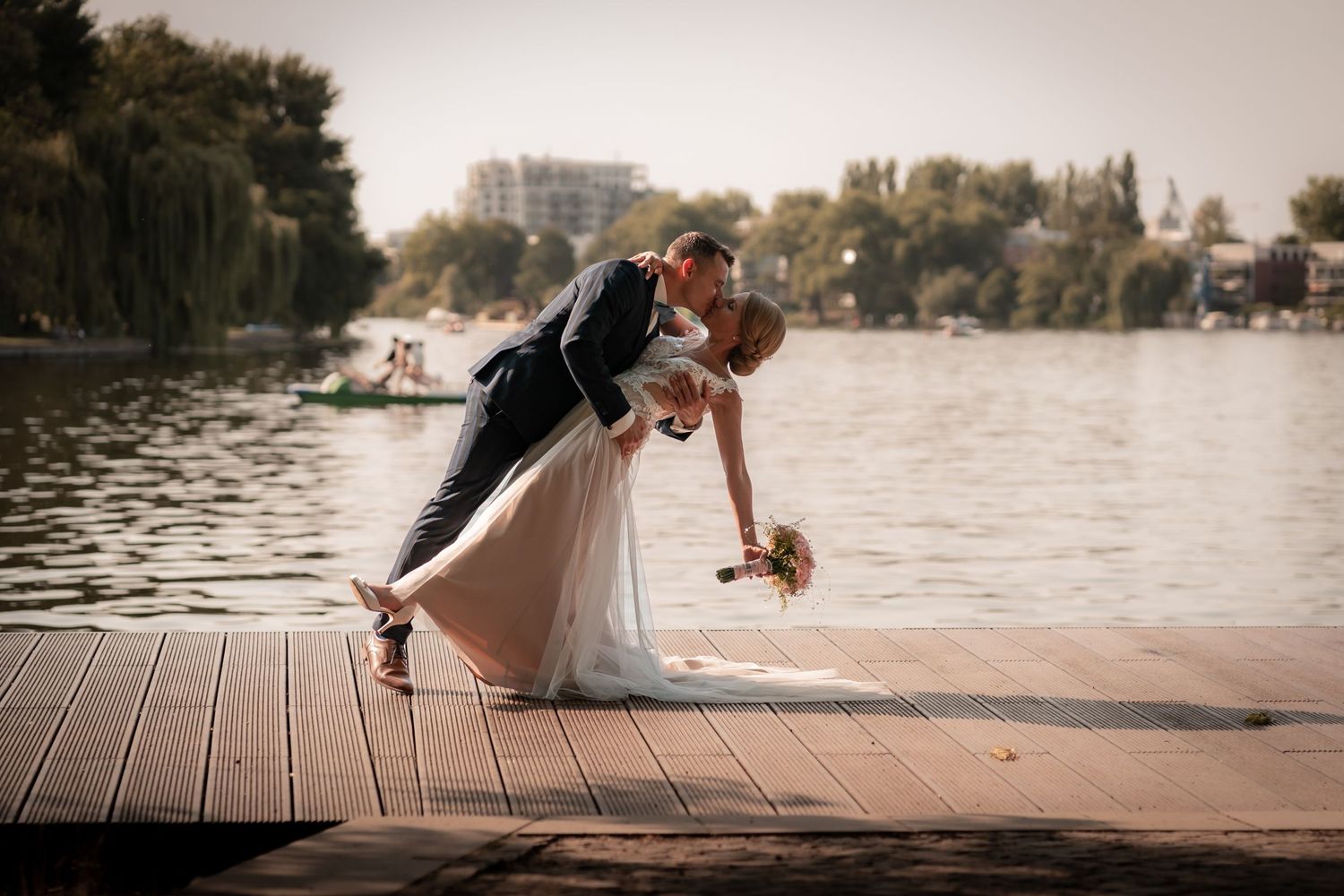 Tipps für natürliche Posen bei der Hochzeit, Brautpaar Bilder, Hochzeit Fotos Idee