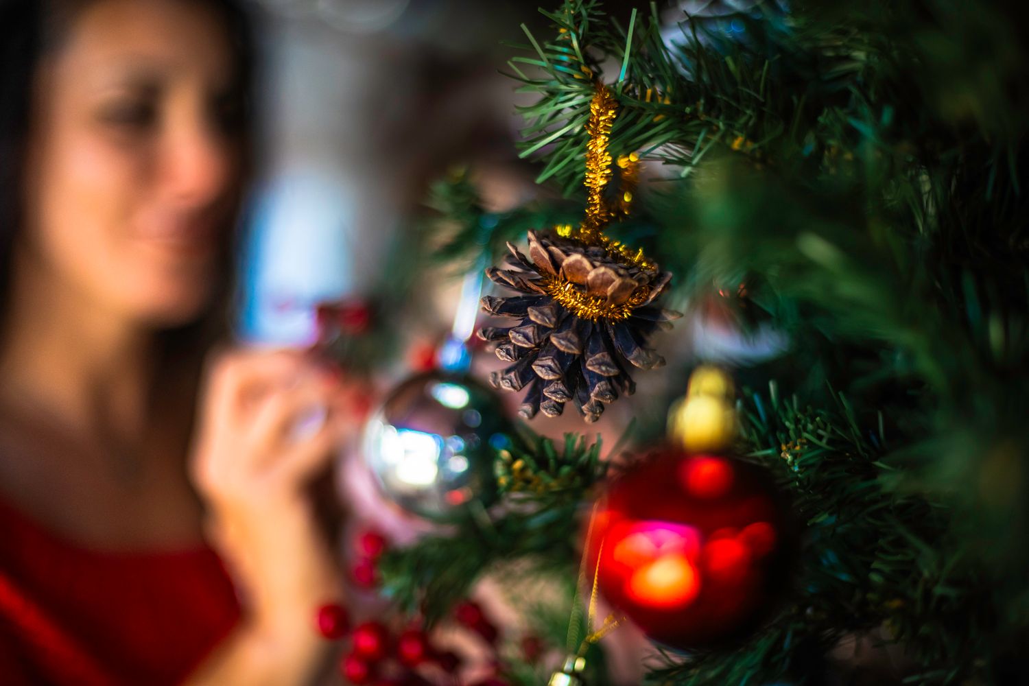 Madre e hija decorando el árbol de Navidad