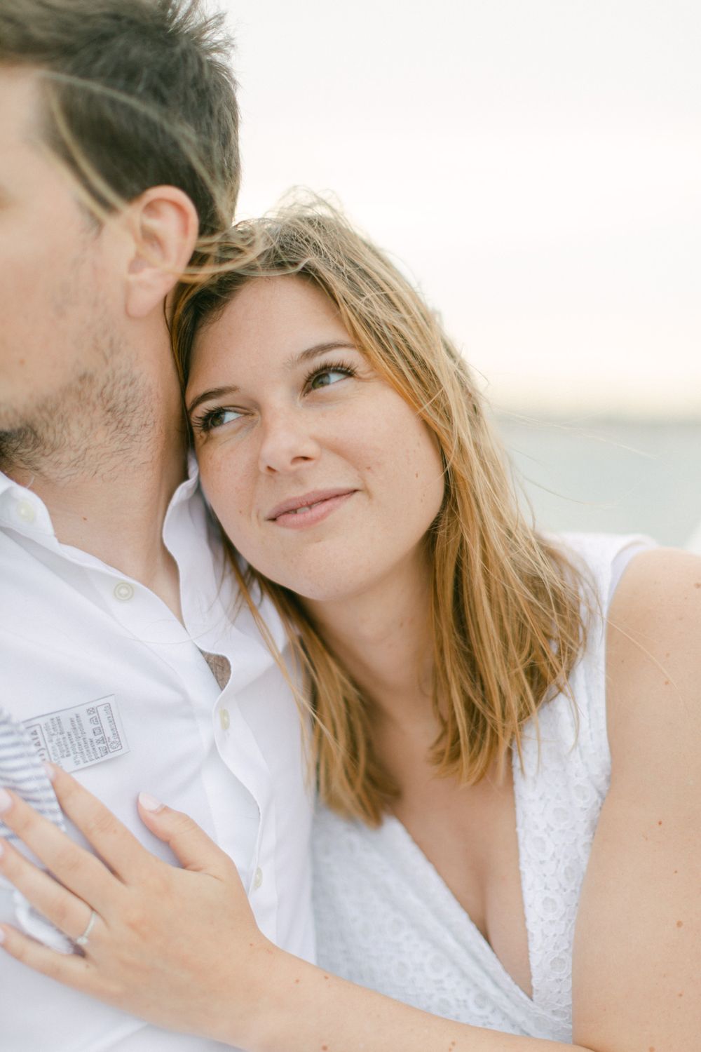 Un gros plan intime d’un couple partageant un moment tendre au bord de l’océan.