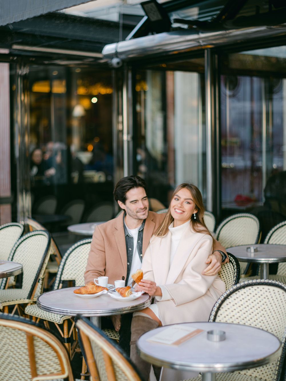 Un rendez-vous romantique dans un café en terrasse en France, avec des pâtisseries et des boissons.
