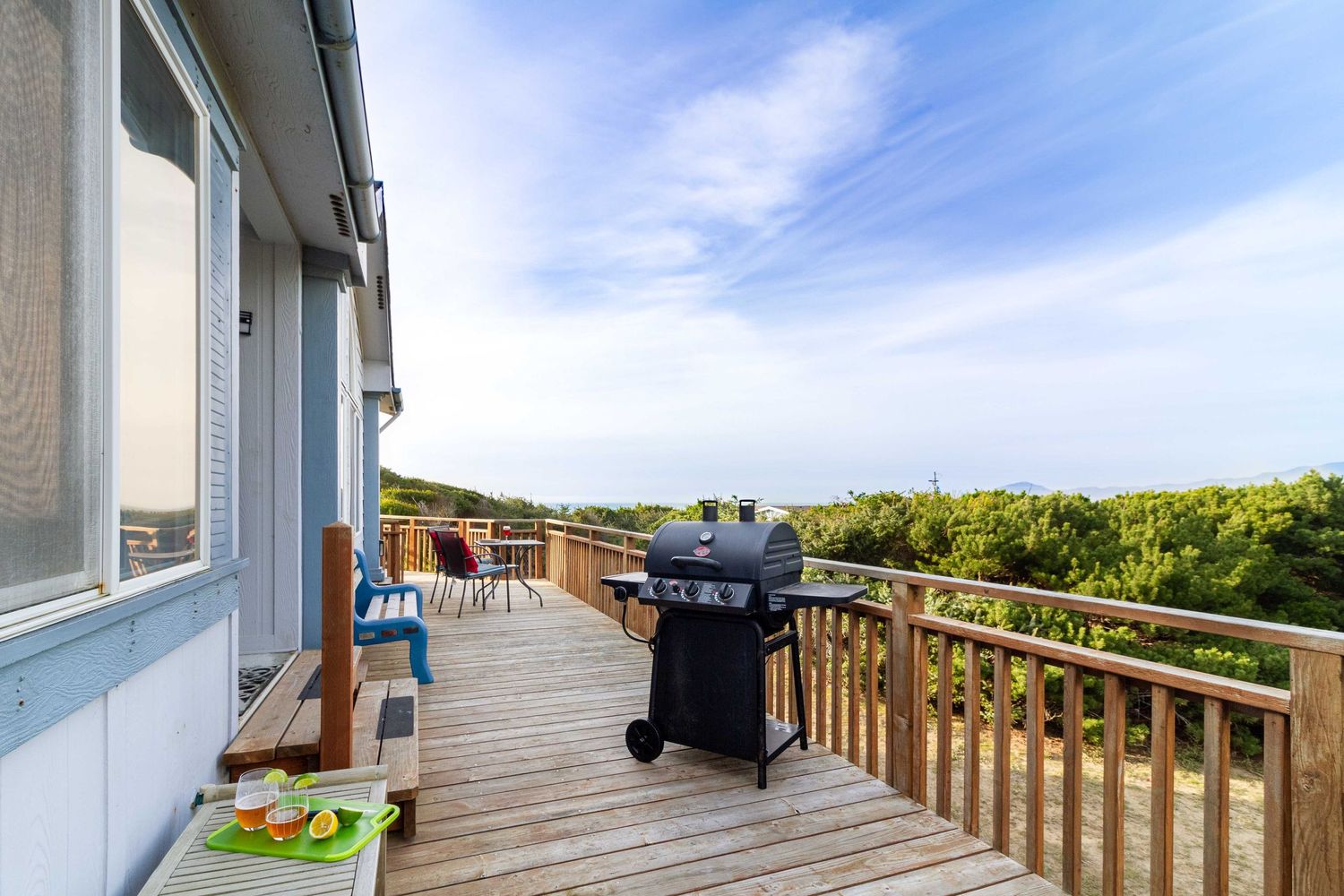 Image of grill and drinks at a vacation rental in Gold Beach, Oregon captured by Taylor Carpenter Photography