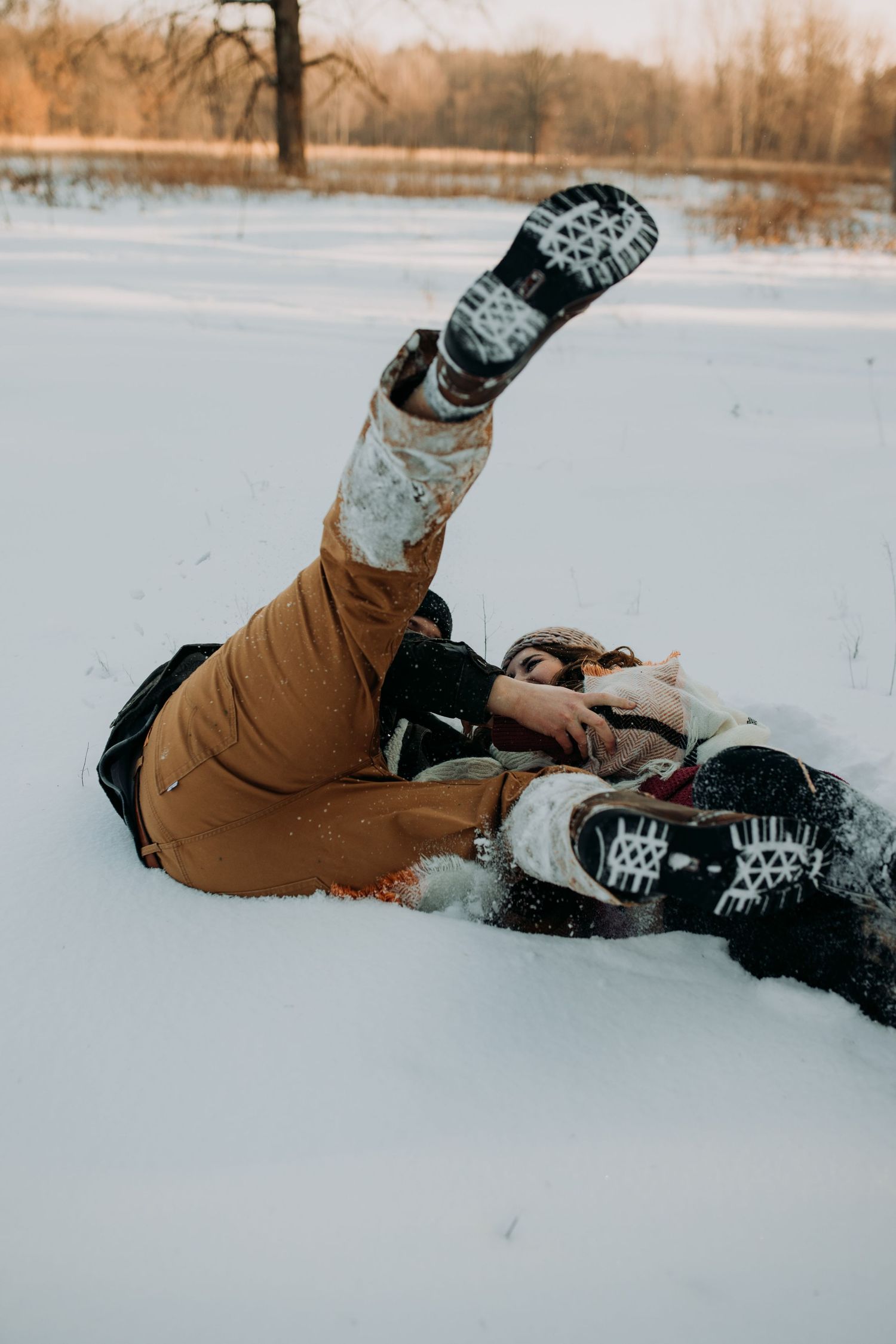 couple-falling-in-snow