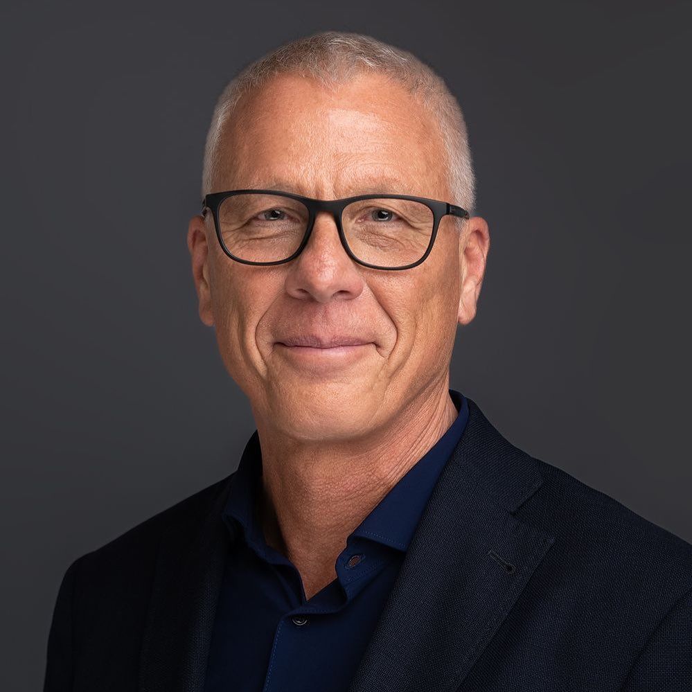 Orlando headshot photographer Ray Alvarez — senior executive headshot in navy with professional studio lighting