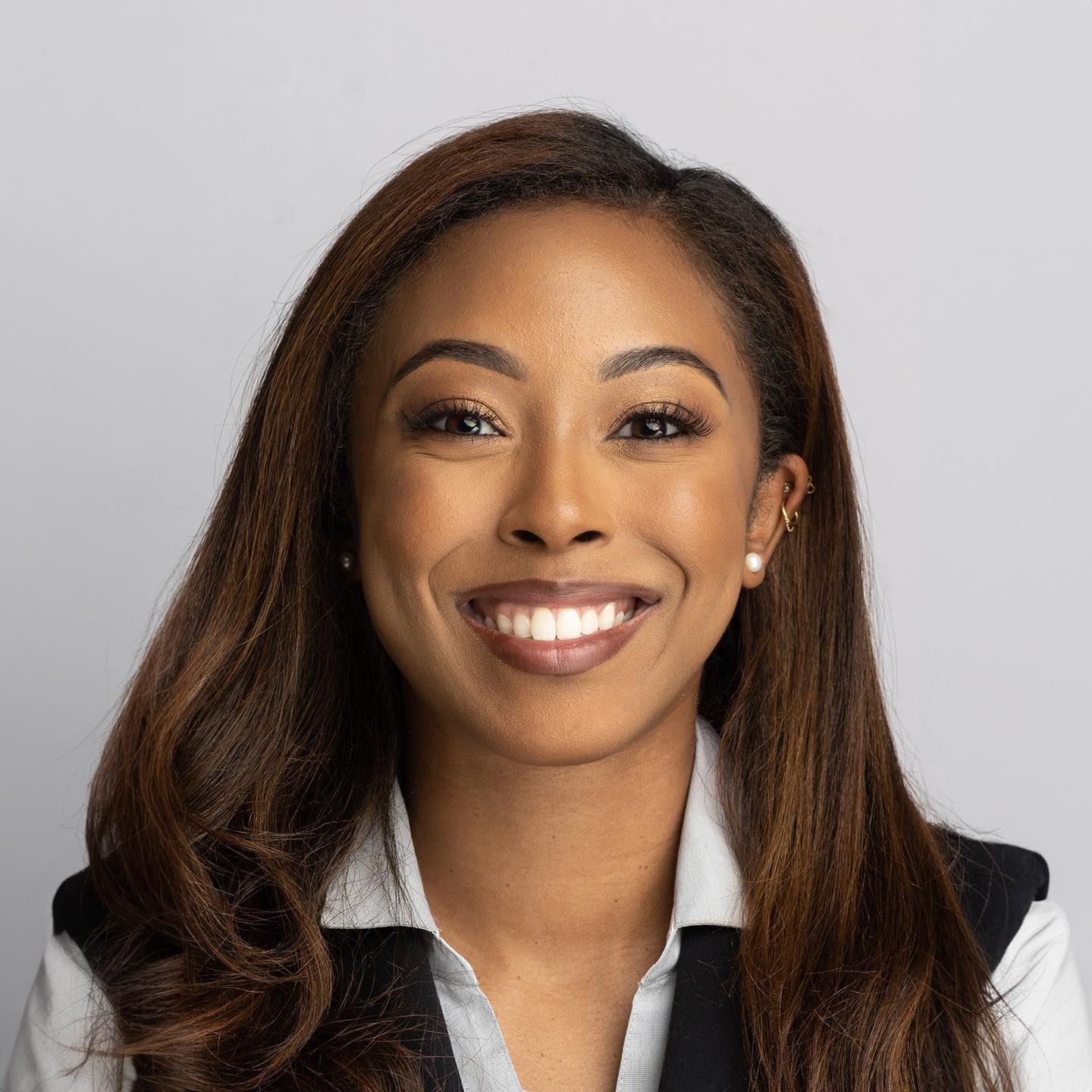 Orlando headshot photographer Ray Alvarez — female sales professional headshot with bright smile and clean background