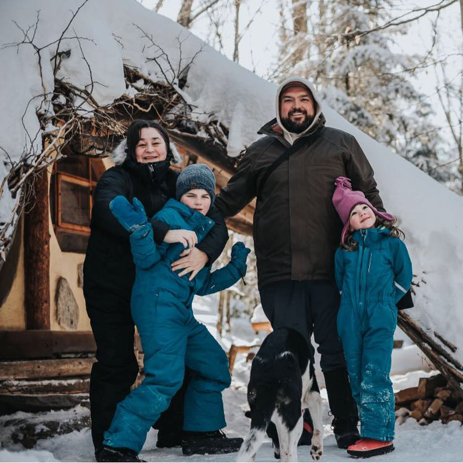 Winter family portrait in front of a hobbit house at Toits du monde in QC.