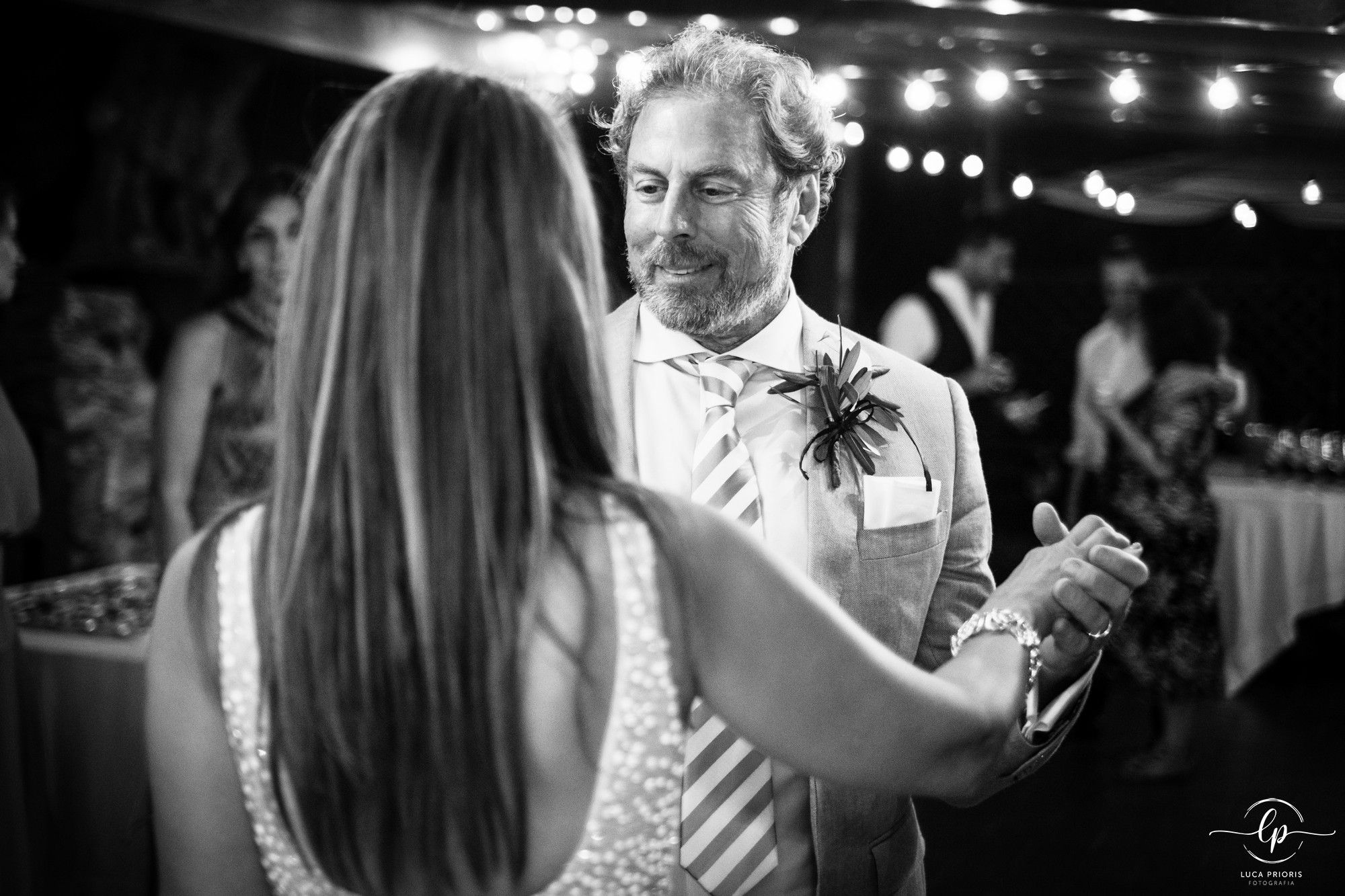 gli sposi ballano durante il ricevimento di matrimonio
