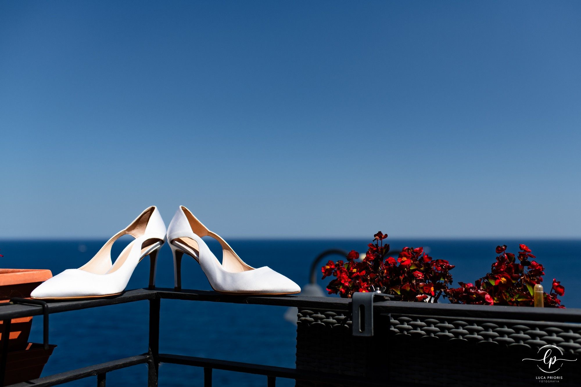 le scarpe della sposa vicino ai fiori