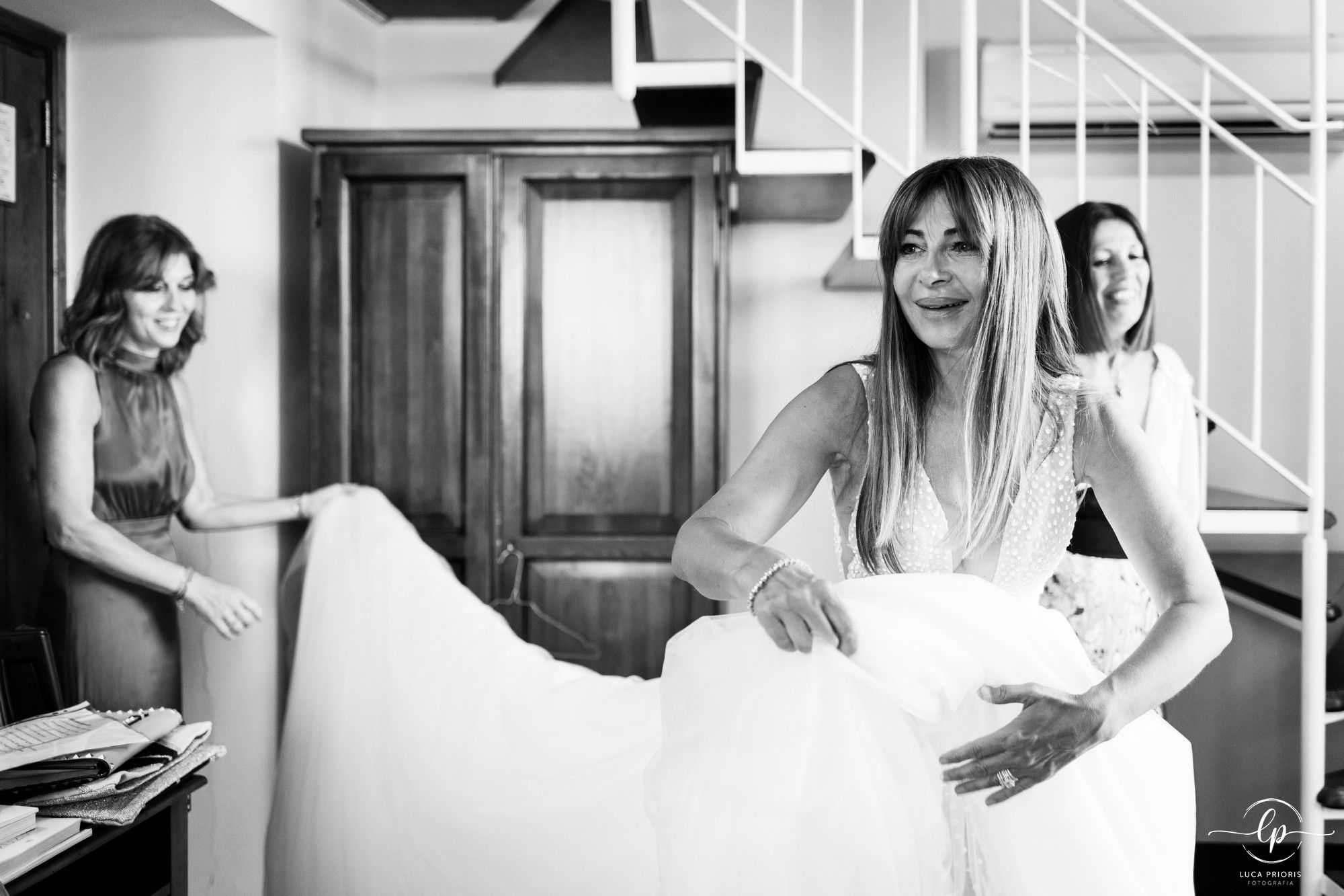 la sposa mette l'abito con le damigelle