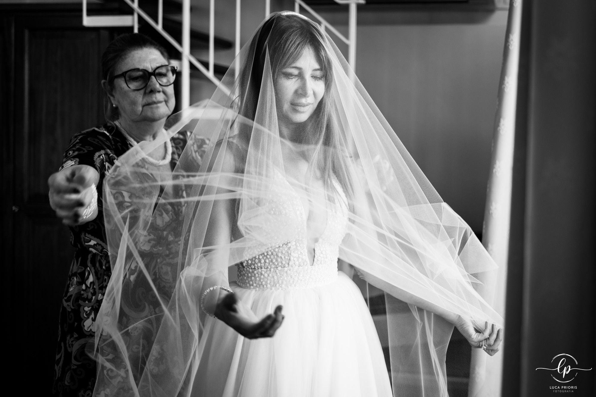 la sposa mette il velo