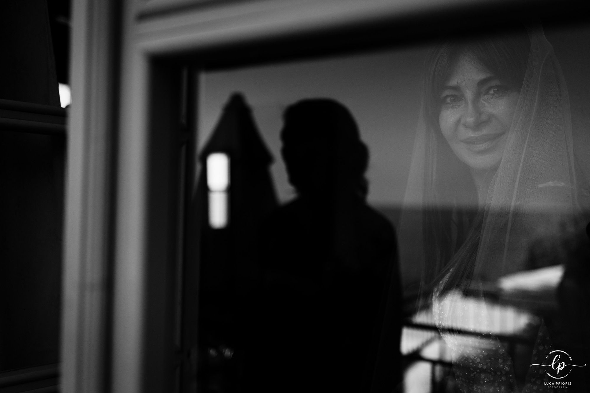 la sposa guarda dalla finestra
