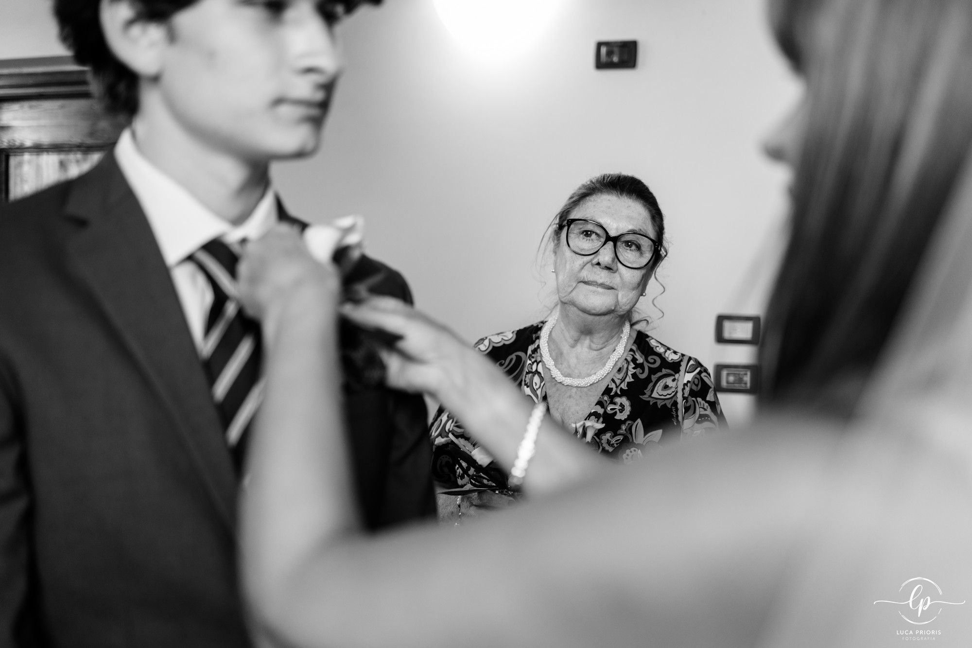figlio della sposa sistema la cravatta