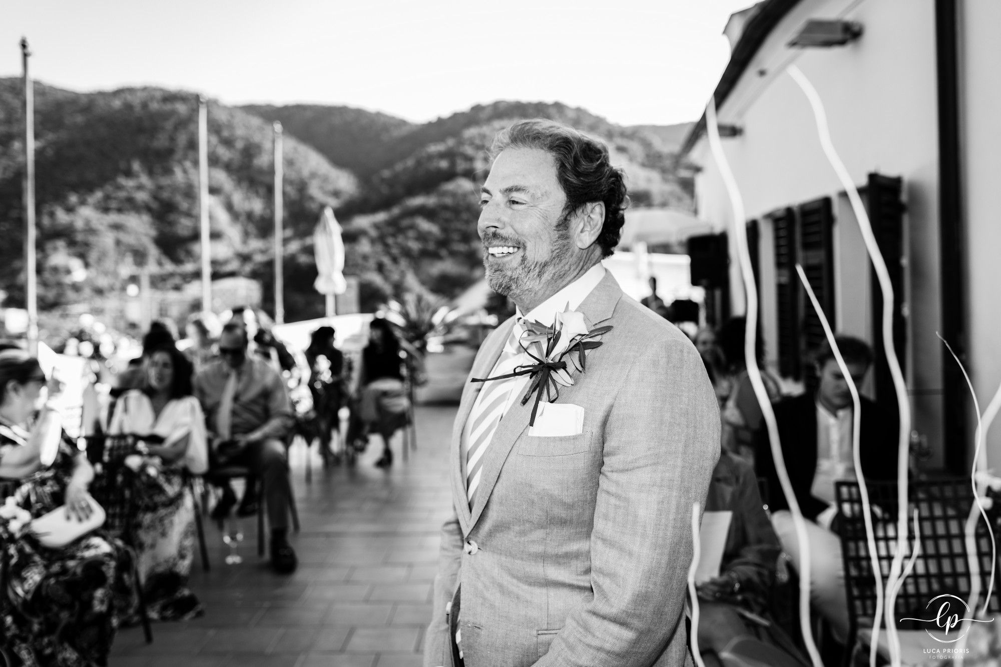 lo sposo attende l'arrivo della sposa