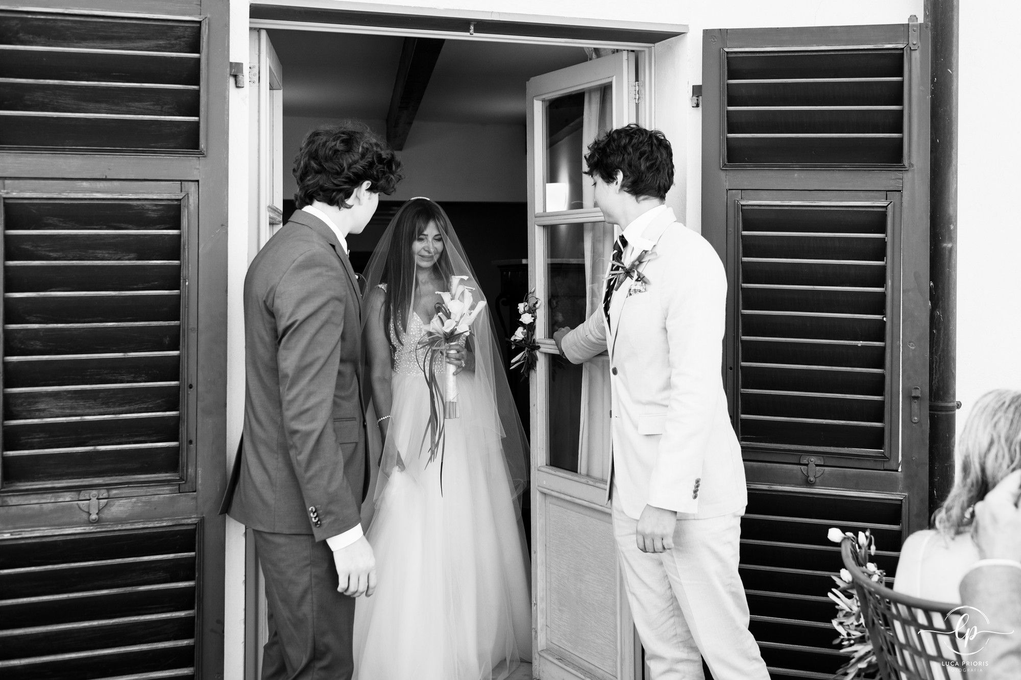 i figli accompagnano la sposa all'altare