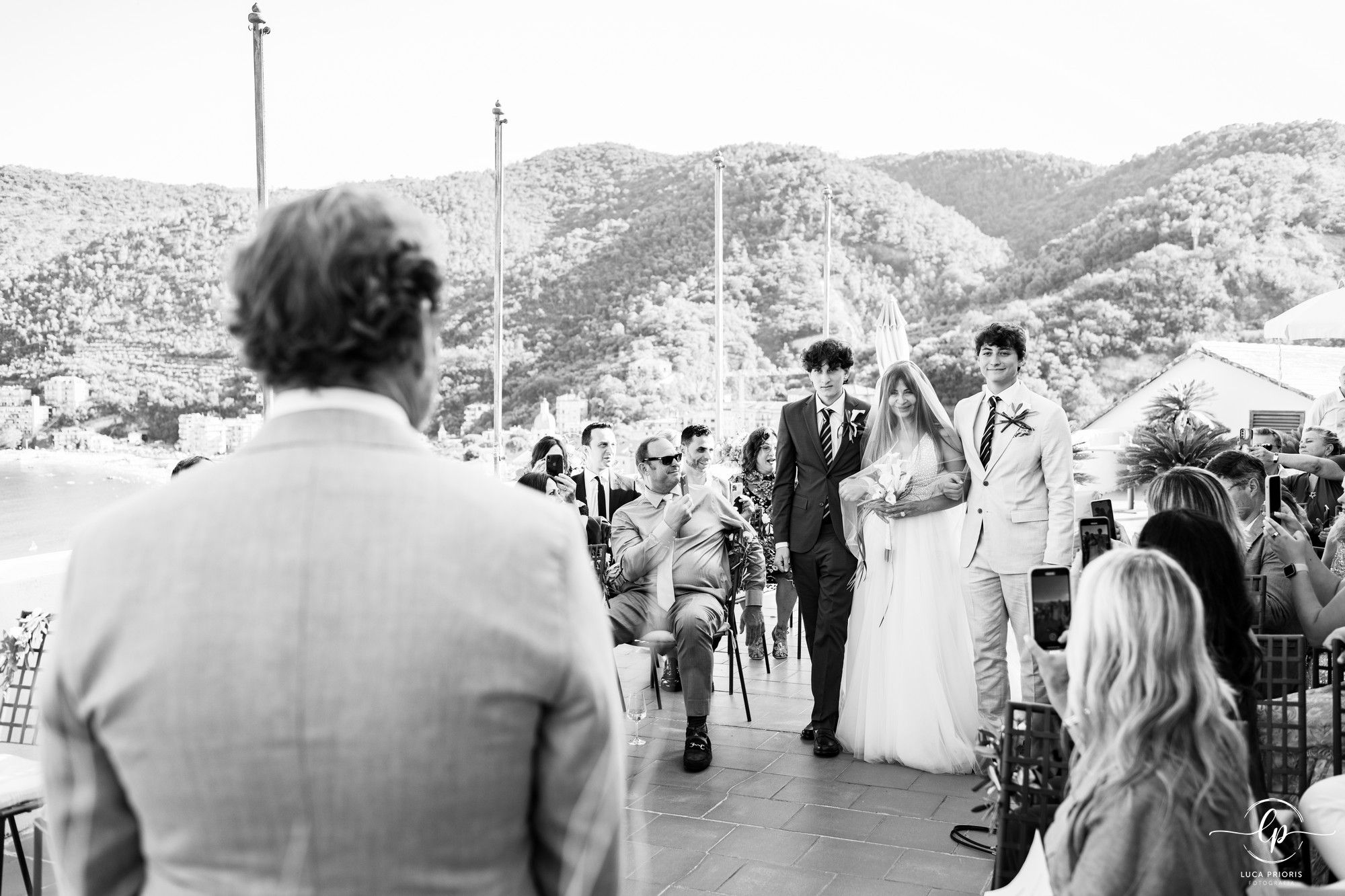 la sposa arriva all'altare