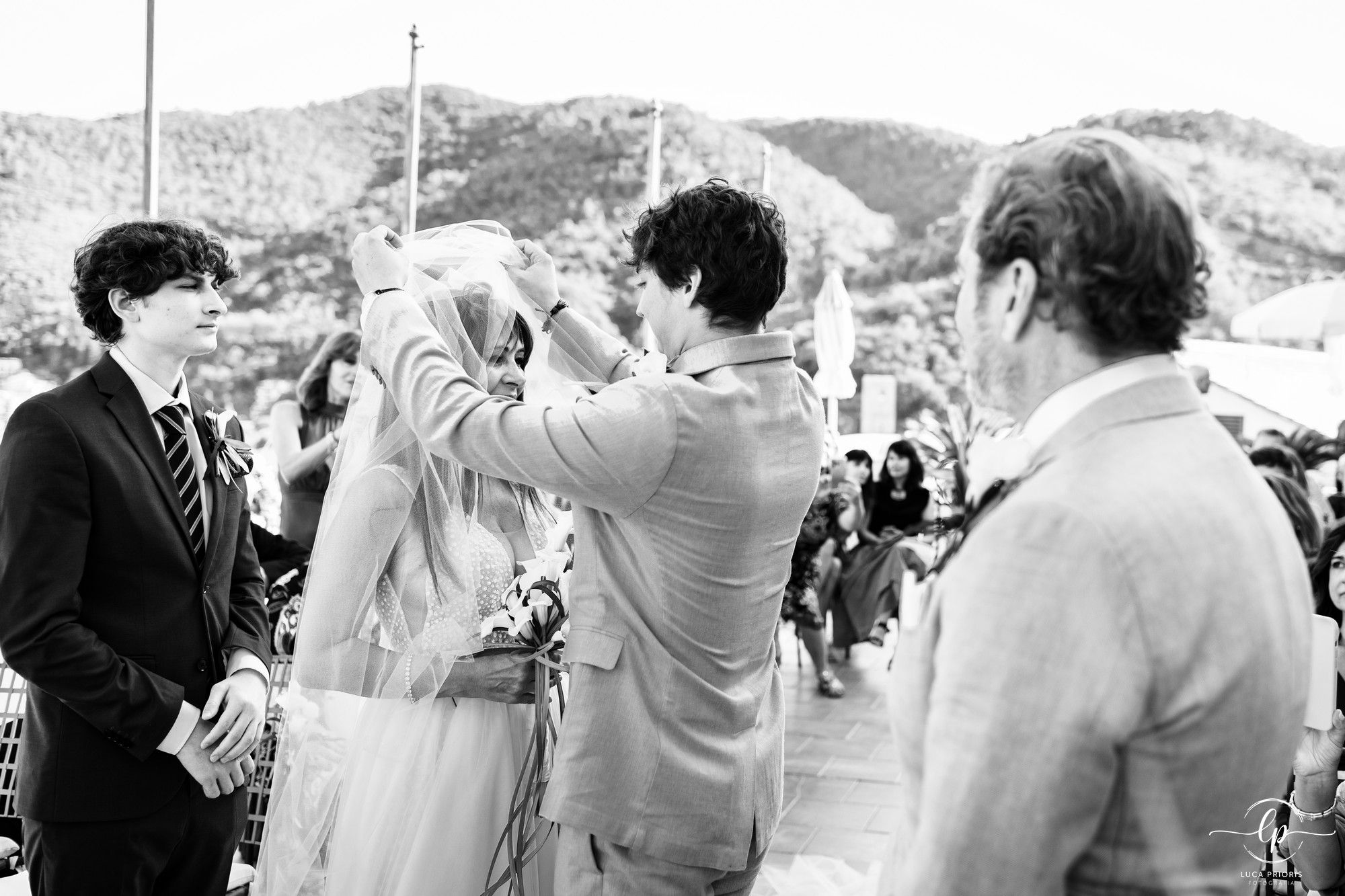 si alza il velo della sposa