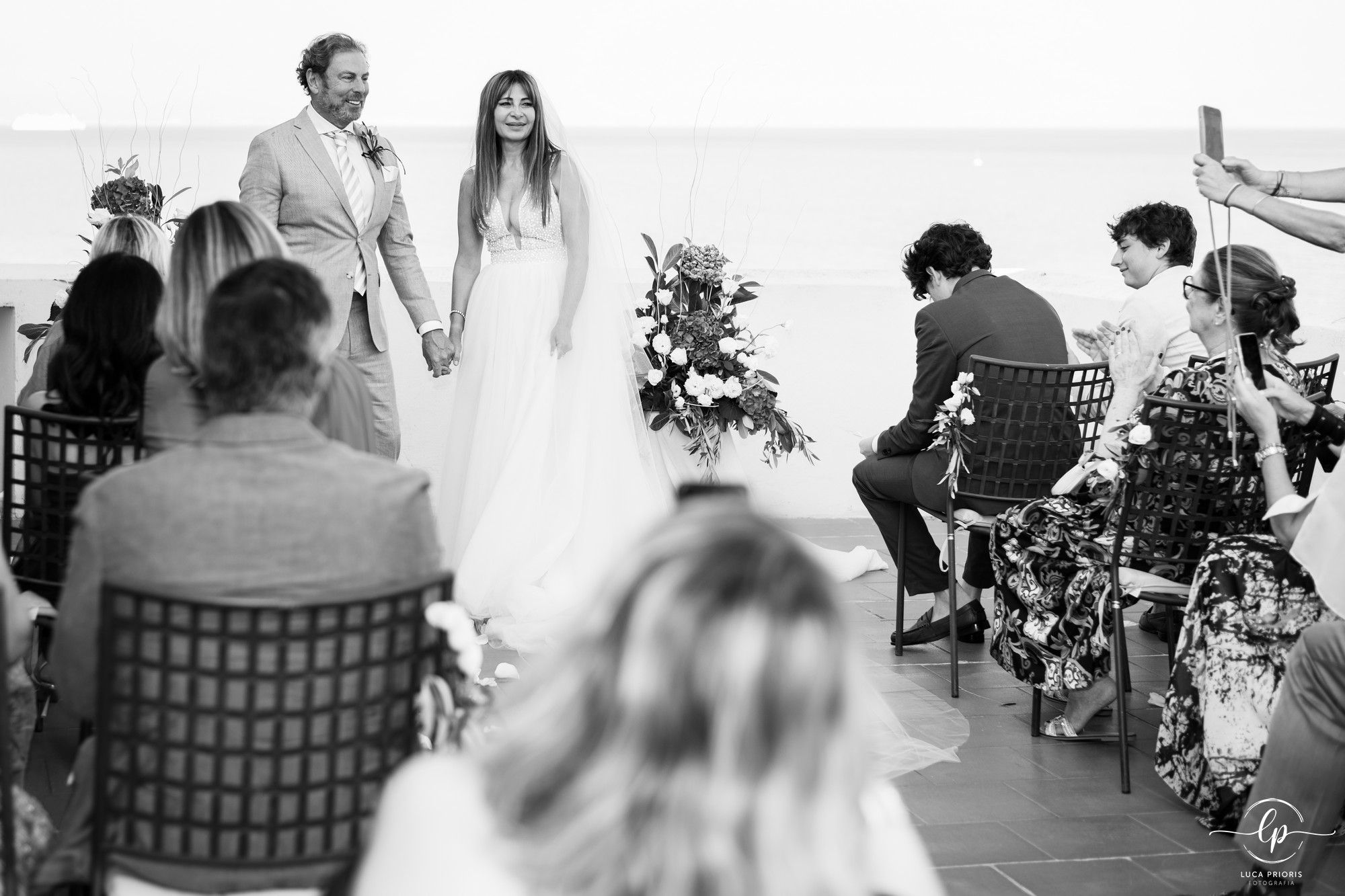 gli sposi salutano gli invitati