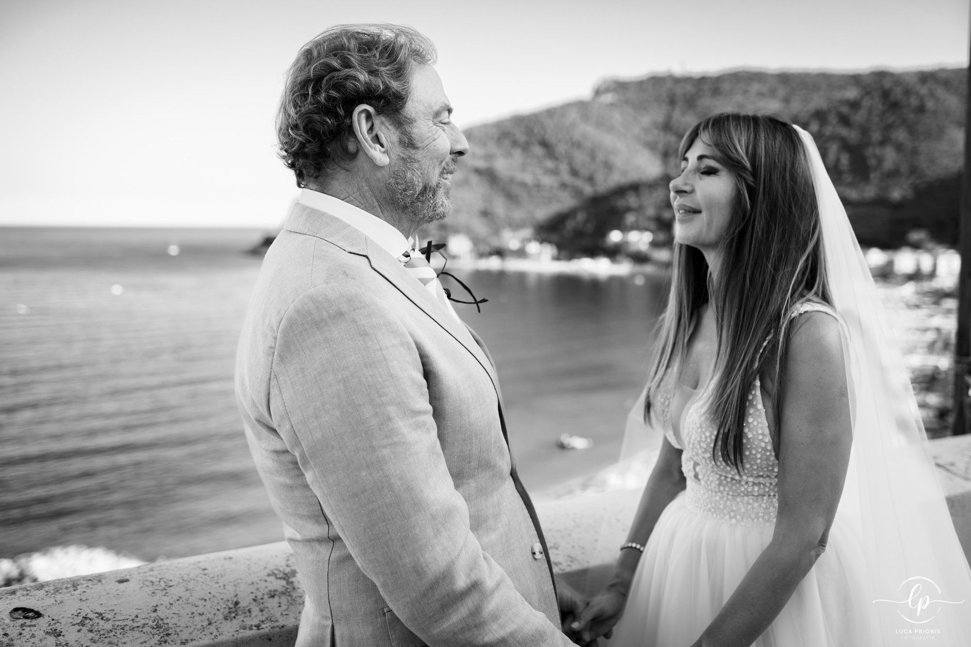 gli sposi davanti al mare
