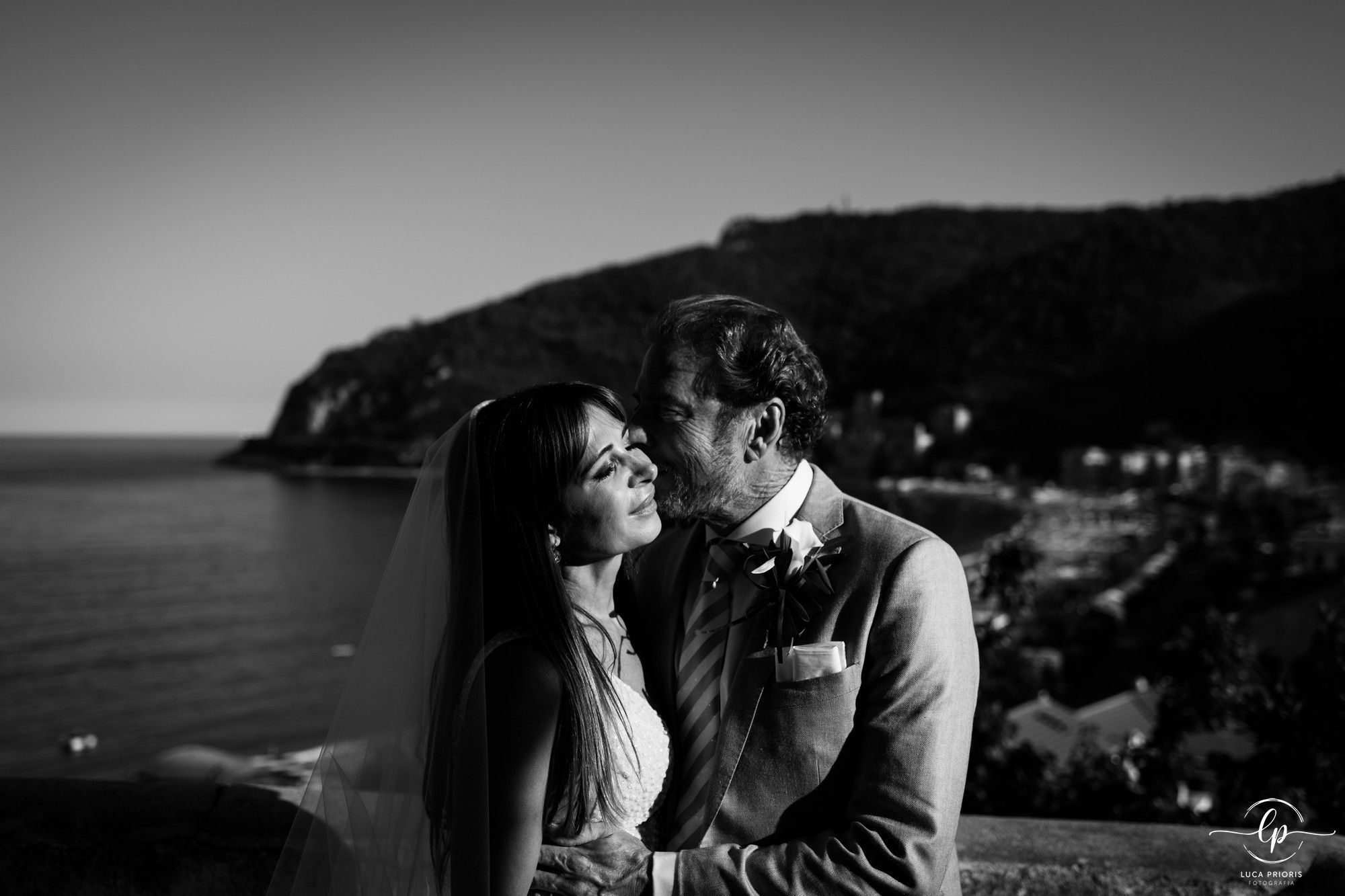gli sposi davanti al mare
