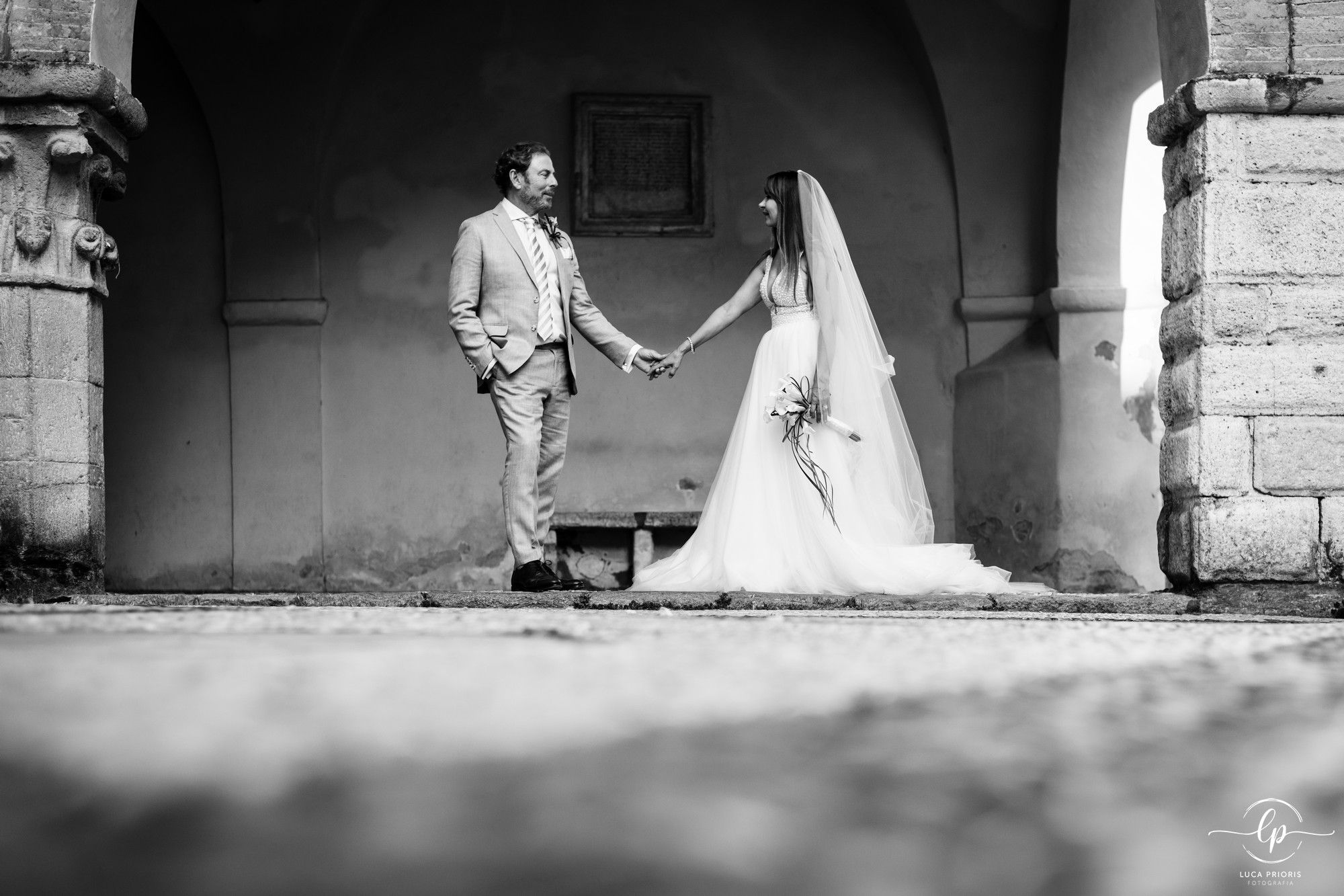 gli sposi nel centro di noli a savona in liguria