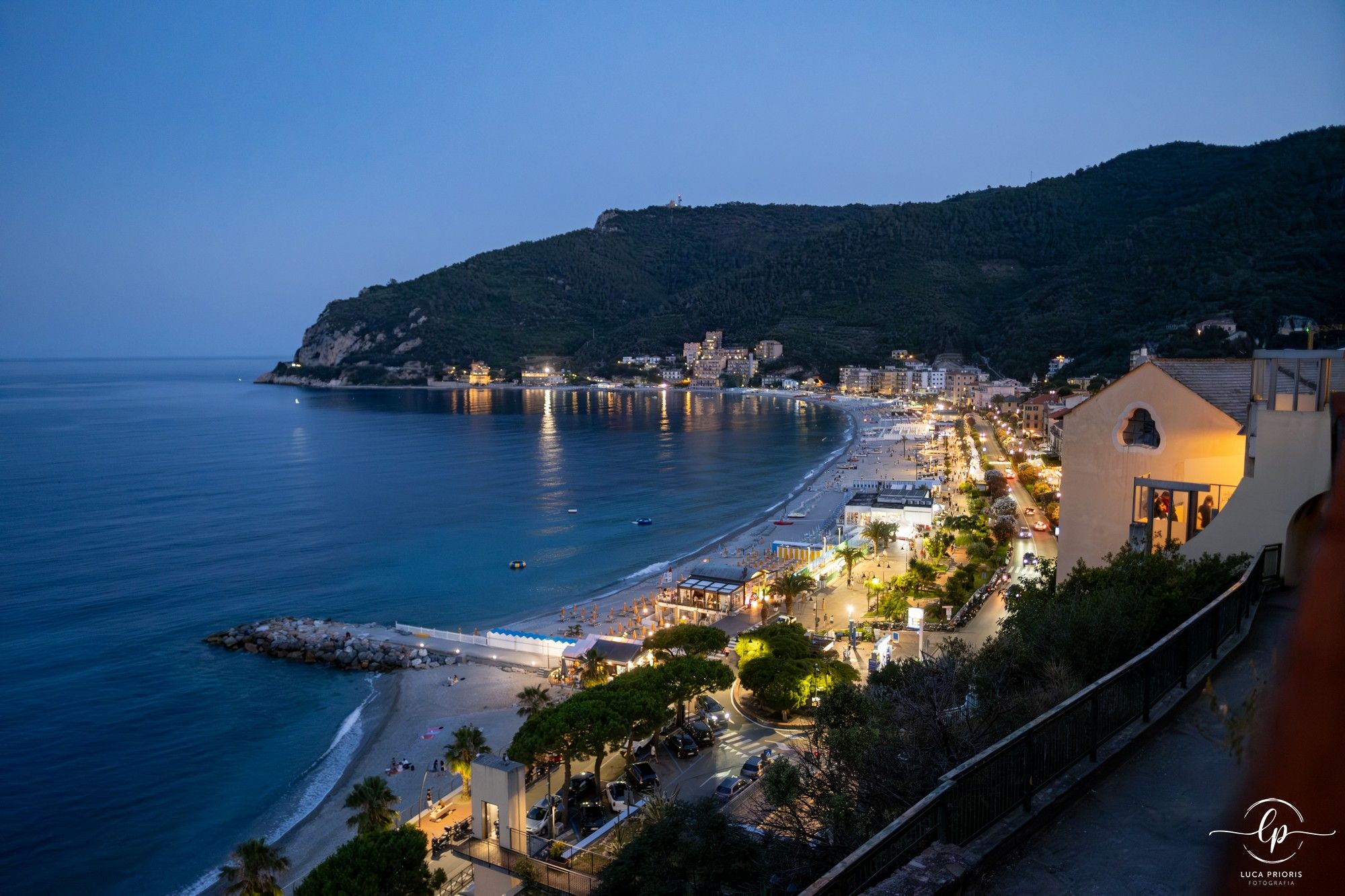 panorama notturno di noli in liguria