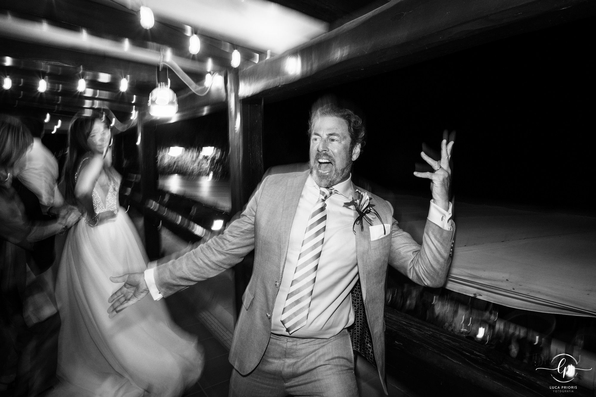 lo sposo balla durante il ricevimento di matrimonio