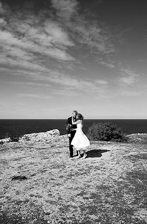 Bröllopsfotografering Högklint, Gotland, i september. Lätta moln på himlen och havet bakom.
