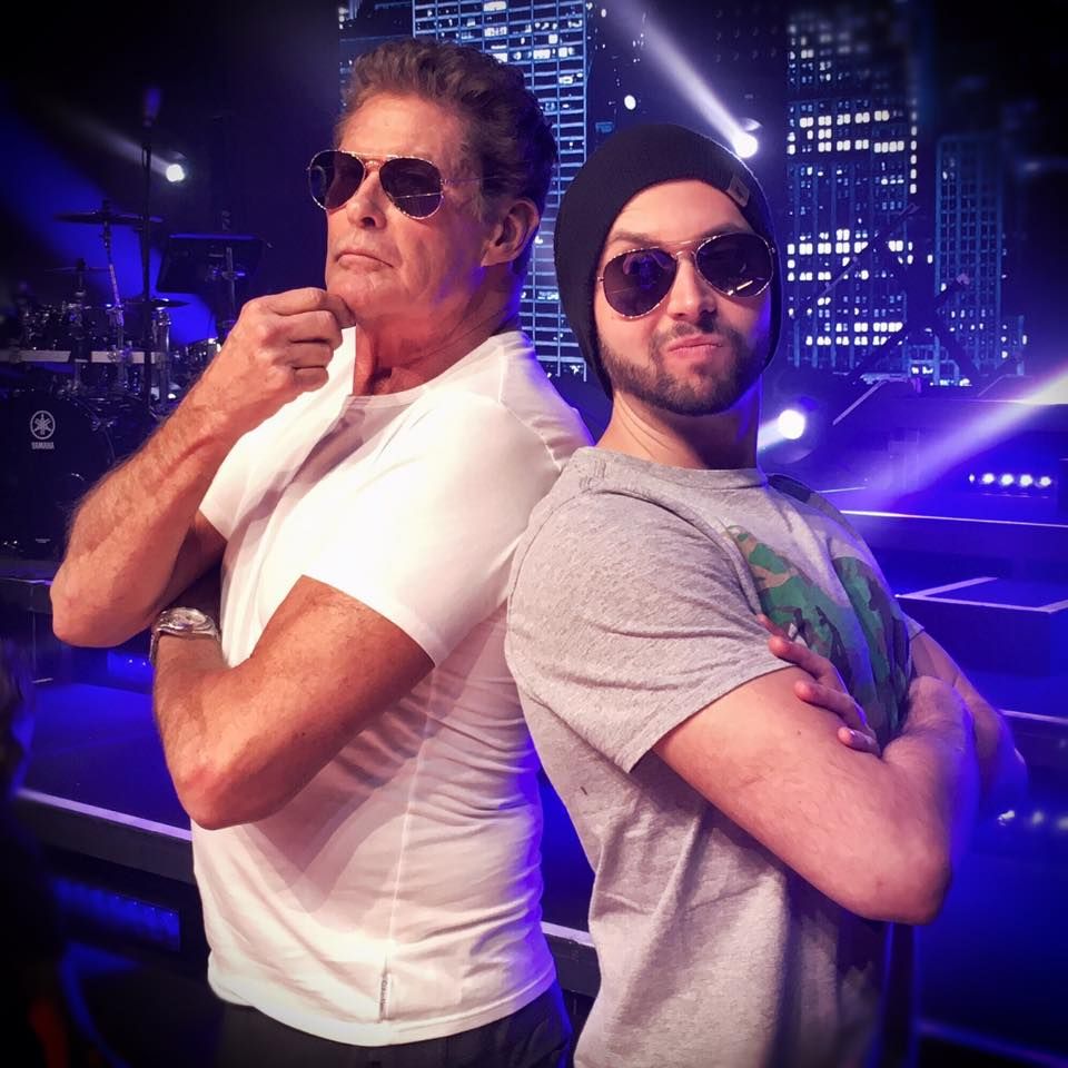 Bild von Ljubo Lukic mit David Hasselhoff Schulter an Schulter mit Sonnenbrillen.