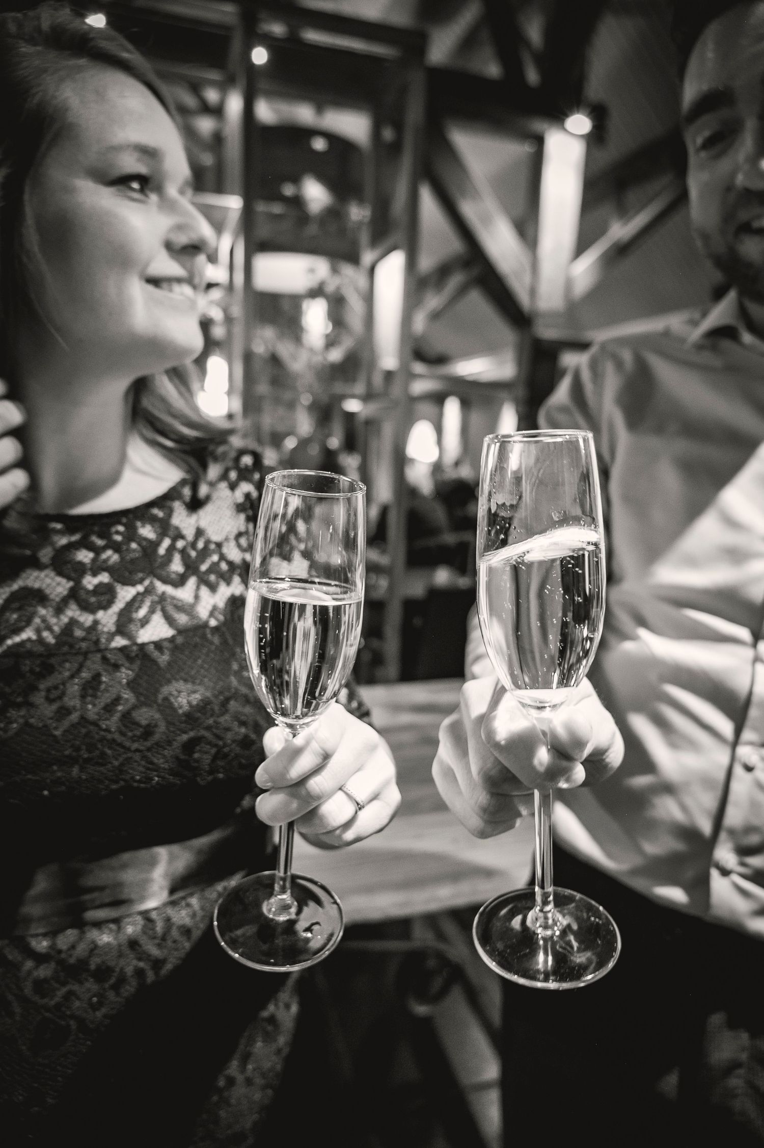 Bewegende zwar-wit trouwfoto met champagne toost moment