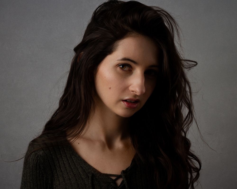 Portrait of a brunette woman in front a plain background
