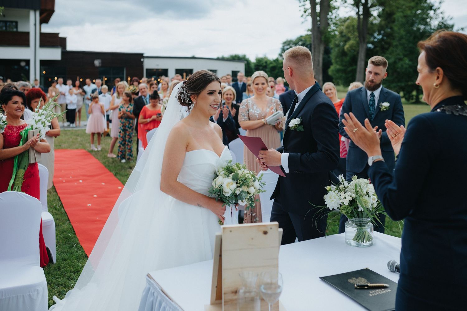 ślub cywilny w plenerze. Grzegorczyk Fotograf Ślubny